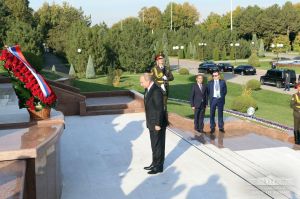 Владимир Путин возложил цветы к монументу Независимости и гуманизма