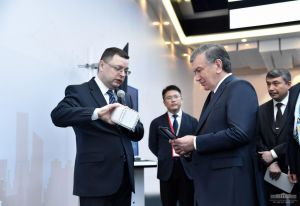 Президент посетил Центр инноваций компании «Huawei»